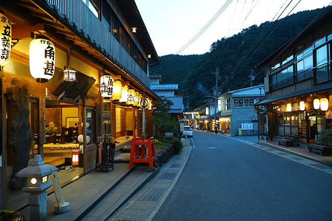 洞川温泉の温泉街の夕景