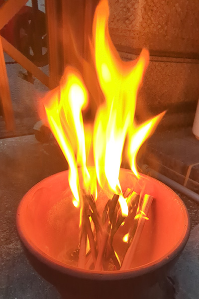 迎え火・送り火で使うまこも