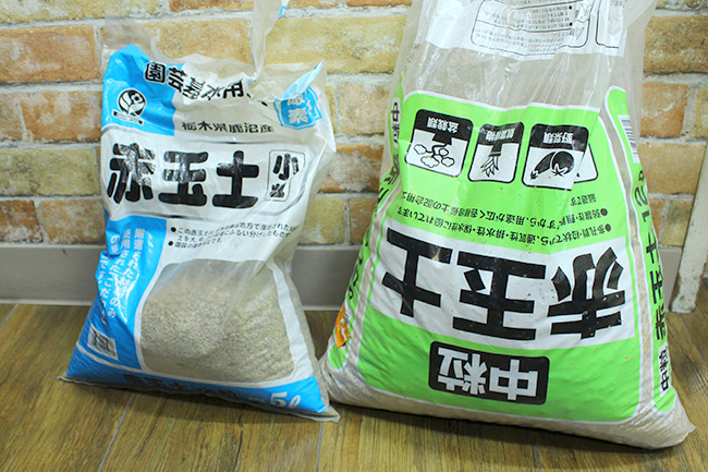 用意した土は赤玉の中粒と小粒の二種類