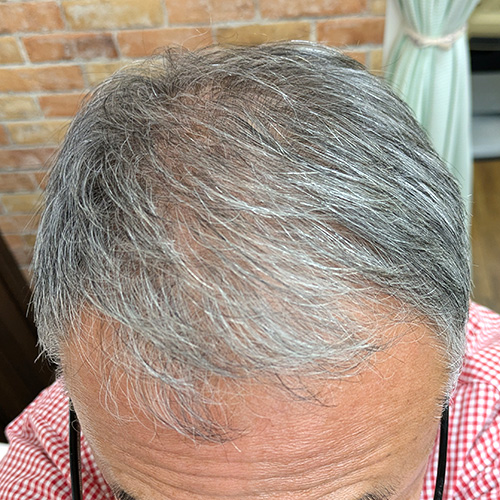 白髪交じりの髪にブリーチ