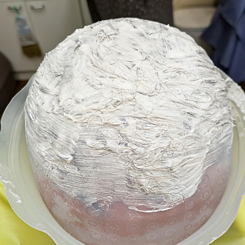 白髪交じりの髪にブリーチ。メッシュキャップ