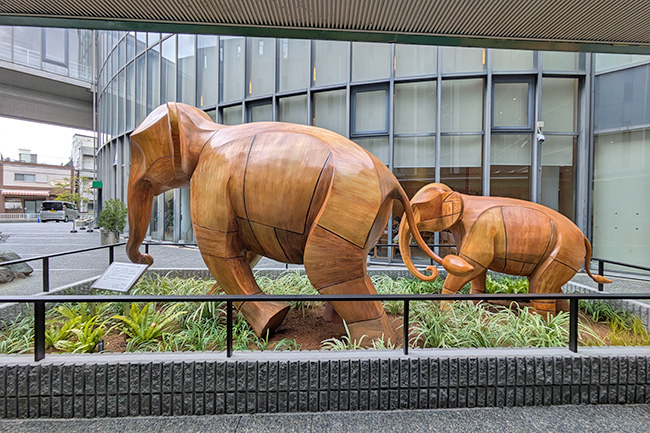 万博タイパビリオンのお母さん象と子供の象 東大阪Holly EIWA前に設置