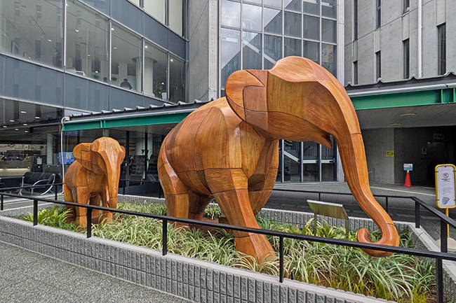 万博タイパビリオンのお母さん象と子供の象 東大阪Holly EIWA前に設置