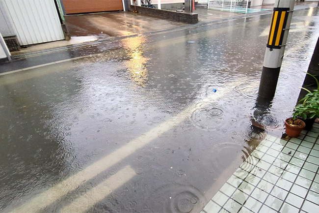 店の前の道路が冠水