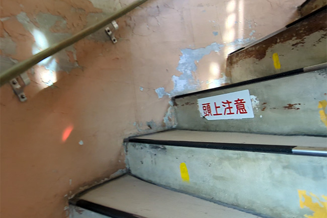 大王崎灯台内部の急な螺旋階段