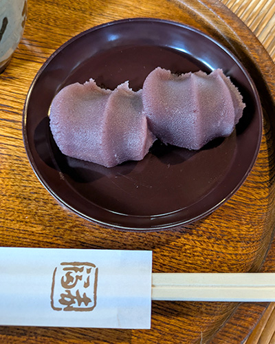 赤福本店でいただく出来立てのお茶と赤福餅