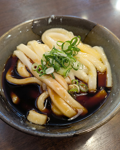 おかげ横丁岡田屋の出汁が絡む玉子入り伊勢うどん